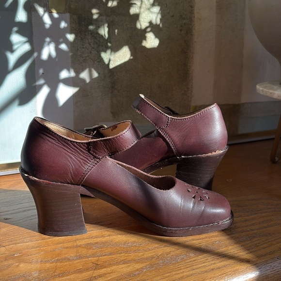 🦥 Kenneth Cole NY 07538 burgundy, leather Mary Janes Block heel flower cut out: - Picture 7 of 9